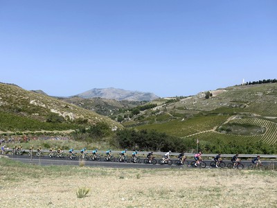 Cyklisti počas 2. etapy Giro d'Italia 2020