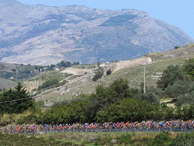 Cyklisti počas 2. etapy Giro d'Italia 2020