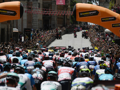 Cyklisti počas 11. etapy Giro d'Italia