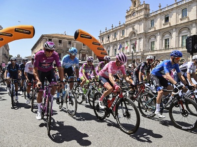Cyklisti počas piatej etapy Giro d'Italia