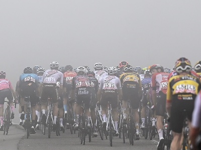 Cyklistický pelotón vchádza do hustej hmly
