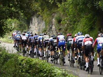 Cyklistický pelotón počas 7. etapy cyklistických pretekov Giro D'Italia