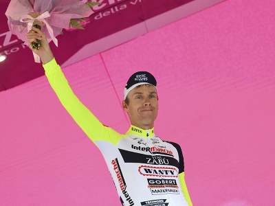 Český cyklista Jan Hirt z tímu Intermarché-Wanty-Gobert oslavuje v 16. etape medzinárodných pretekov Giro d´Italia