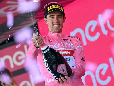 Španielsky cyklista Juan Pedro Lopez Perez v ružovom drese vedúceho pretekára