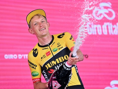 Holandský cyklista Koen Bouwman z tímu Jumbo-Visma strieka šampanské na pódiu po triumfe