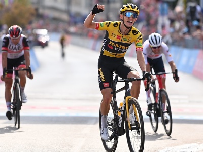 Holandský cyklista Koen Bouwman z tímu Jumbo-Visma sa teší po triumfe