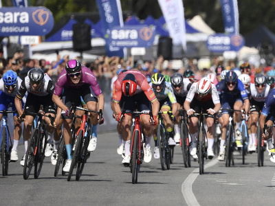 Dán Mads Pedersen (štvrtý zľava) v ostrom súboji na 6. etape Giro d´Italia