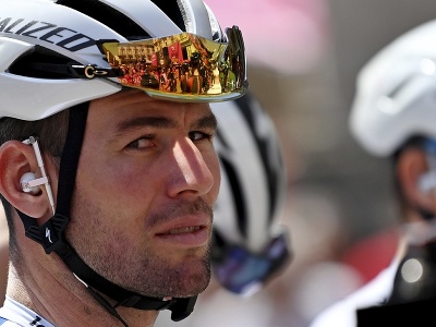 Britský cyklista Mark Cavendish sa pozerá na štarte 5. etapy cyklistických pretekov Giro D'Italia