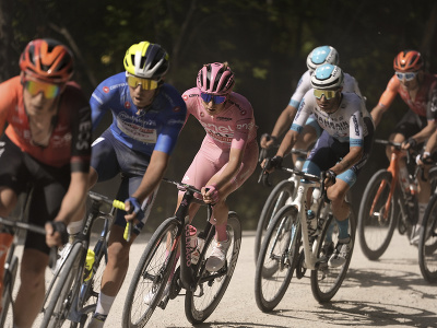 Cyklisti počas pretekov Giro d'Italia