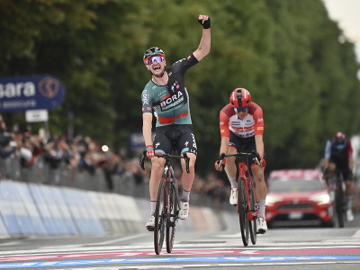 Nemecký cyklista Nico Denz (Bora-hansgrohe) víťazí z dlhého úniku v 12. etape pretekov Giro d'Italia