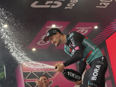 Na snímke nemecký cyklista Nico Denz (Bora-hansgrohe) oslavuje na pódiu víťazstvo v 12. etape pretekov Giro d'Italia