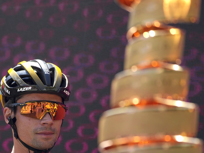 Primož Roglič vedľa trofeji na Giro d'Italia