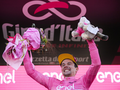 Primož Roglič v ružovom drese pre víťaza Giro d'Italia