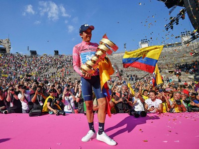 Ekvádorský cyklista Richard Carapaz pózuje s trofejou po víťazstve v pretekoch Giro d'Italia