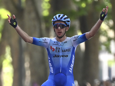 Britský cyklista Simon Yates oslavuje triumf v 14. etape Giro d'Italia