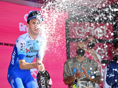 Simon Yates oslavuje víťazstvo v 14. etape na Giro d'Italia