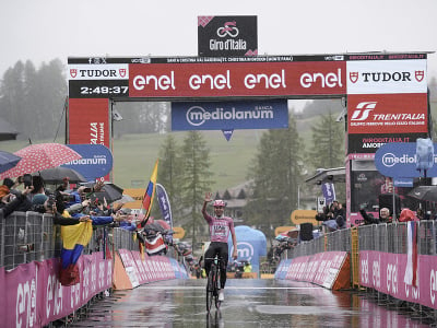 Tadej Pogačar počas 16. etapy Giro d'Italia