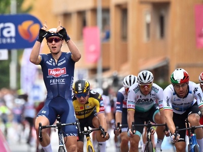 Tim Merlier finišuje prvý v druhej etape na Giro d'Italia