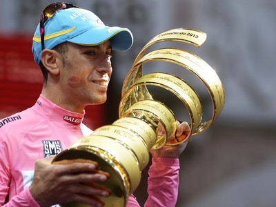 Vincenzo Nibali s trofejou