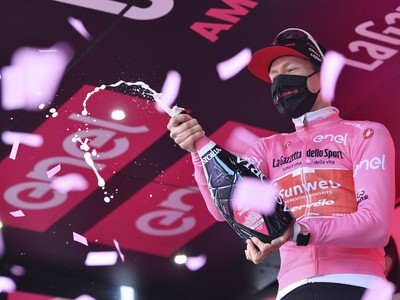Holandský cyklista Wilco Kelderman v ružovom drese vedúceho pretekára