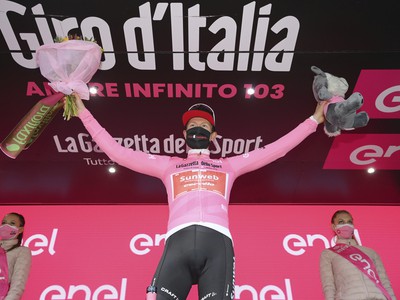 Holandský cyklista Wilco Kelderman v ružovom drese vedúceho pretekára