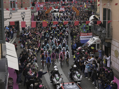 Cyklisti počas štvrtej etapy Giro d'Italia 2024