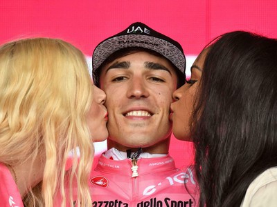 Taliansky cyklista Valerio Conti v ružovom drese 
