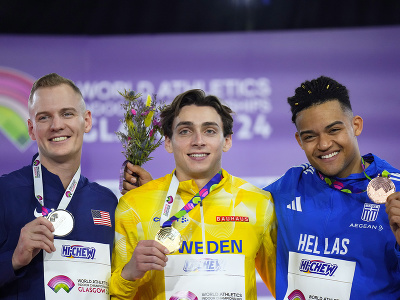Sam Kendricks (USA), Armand Duplantis (Švédsko) a Emmanouil Karalis (Grécko) - traja medailisti z disciplíny skok o žrdi z halových MS v atletike