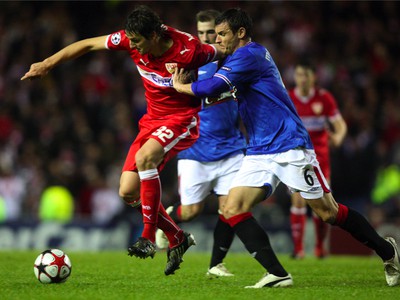 Lee McCulloch v súboji so Zdravkom Kuzmanovičom