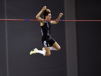 Armand Duplantis vylepšil svoj vlastný svetový rekord v skoku o žrdi