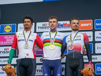 Portugalčan Antonio Morgado (vľavo), víťaz Axel Laurance z Francúzska a bronzový Martin Svrček (vpravo) na stupni víťazov
