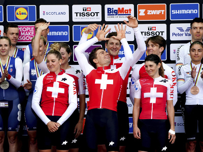 Švajčiarska šestica Stefan Bissegger, Stefan Küng, Mauro Schmid, Elise Chabbeyová, Nicole Kollerová a Marlen Reusserová obhájila zlaté medaily v časovke miešaných tímov na MS v Glasgowe. 