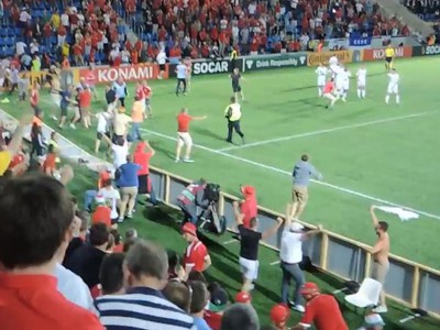 Takto fanúšikovia Walesu vtrhli na ihrisko po góle Garretha Balea