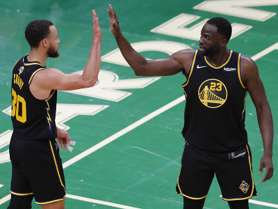 Hráči Golden State Warriors Stephen Curry (30) a Draymond Green (23) počas štvrtého finálového zápasu proti Bostonu Celtics