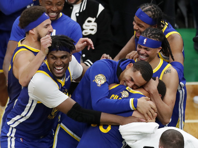 Basketbalisti Golden State Warriors sú znovu šampiónmi NBA