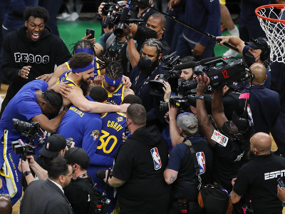 Basketbalisti Golden State Warriors sú znovu šampiónmi NBA