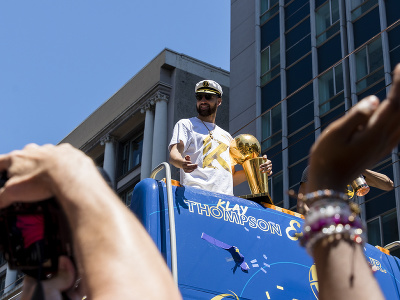 Klay Thompson pri oslavách s fanúšikmi Golden State