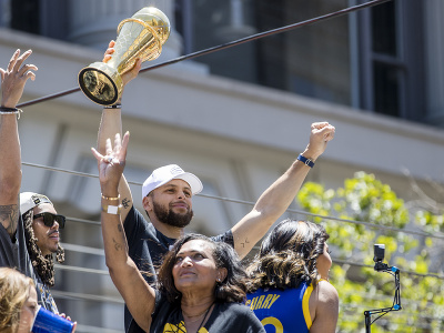 Stephen Curry s trofejou pre šampiónov NBA