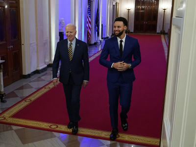 Prezident Joe Biden a Stephen Curry prichádzajú do Bieleho domu