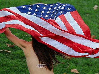 Podporu americkému golfu prejavila mladá žena dočasným tetovaním, vlajkou a pravdepodobne aj nahotou.