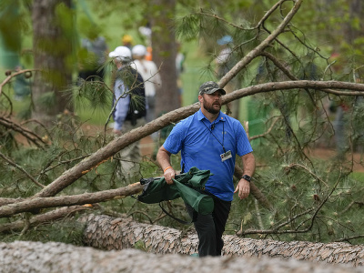 Druhé kolo golfového major turnaja Masters v Auguste prerušili po tom, ako v blízkosti 17. jamky spadli vplyvom silného vetra tri vysoké stromy