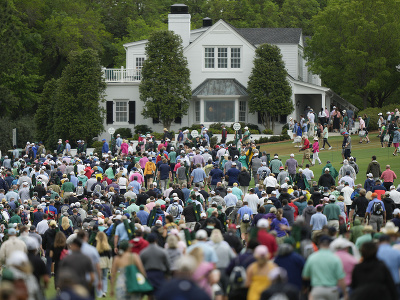 Organizátori evakuujú návštevníkov po tom, čo spadli tri vysoké borovice v blízkosti 17. jamky vplyvom silného vetra počas 2. kola golfového major turnaja Masters v Auguste