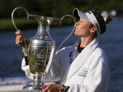 Nelly Kordová oslavuje zisk piateho turnajového titulu v rade