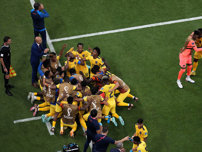Enner Valencia oslavuje so spoluhráčmi gól Ekvádoru