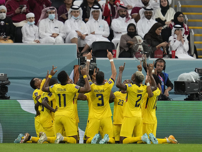 Enner Valencia oslavuje so spoluhráčmi gól Ekvádoru