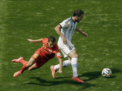 Eden Hazard a Gonzalo Higuaín v súboji
