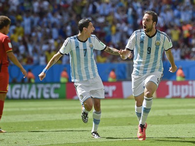 Angel di María a Gonzalo Higuaín po prvom góle
