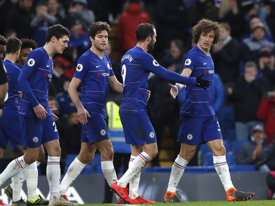 David Luiz a Gonzalo Higuaín oslavujú gól Chelsea