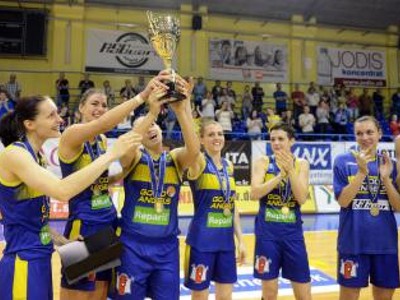 Basketbalistky Good Angels sa tešia z triumfu v maďarsko-slovenskej lige