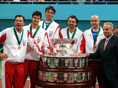Víťazný tím Chorvátska. Na snímke zľava nehrajúci kapitán Niki Pilič, Mário Ančič, Ivo Karlovič, Goran Ivaniševič, Ivan Ljubičič a prezident ITF Francesco Ricci Bitti. 